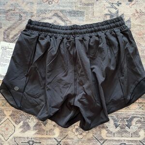 Lululemon hotty hot low rise 4” shorts